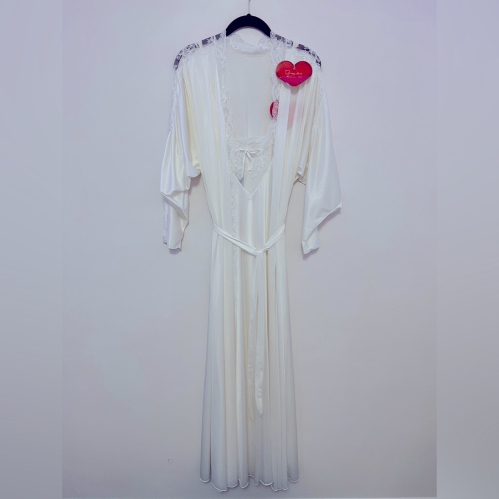 Darling Body Fashions - VINTAGE. Night satin gown with matching robe. M